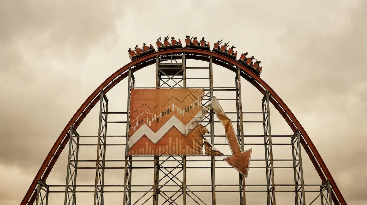 Auf dem Gipfel steht eine Achterbahn mit ruhigen Fahrg&auml;sten, w&auml;hrend in der N&auml;he ein wei&szlig;er Pfeil &uuml;ber eine orangefarbene Kurve abw&auml;rts f&auml;hrt und an einen sanften Fall erinnert.