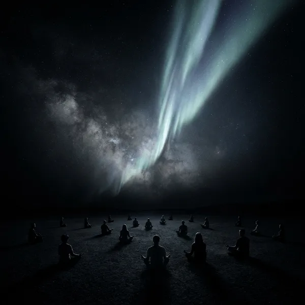 Ein meditativer Kreis ruht auf der schattigen Erde unter leuchtenden Bändern und einem Schwung von Sternen und Milchstraße am stillen Nachthimmel.