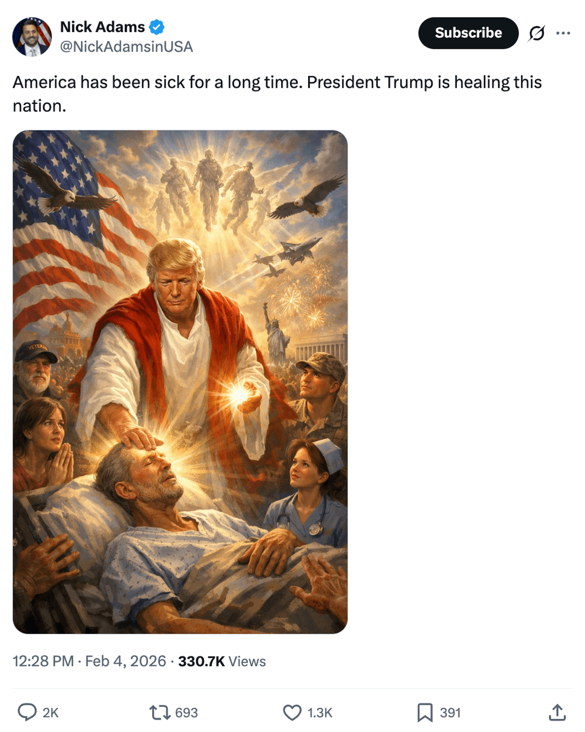 Donald Trump, in ein rotes Gewand geh&uuml;llt, steht strahlend neben einem Krankenhausbett inmitten von aufmerksamen Mitarbeitern, einer amerikanischen Flagge und entfernten Soldaten.